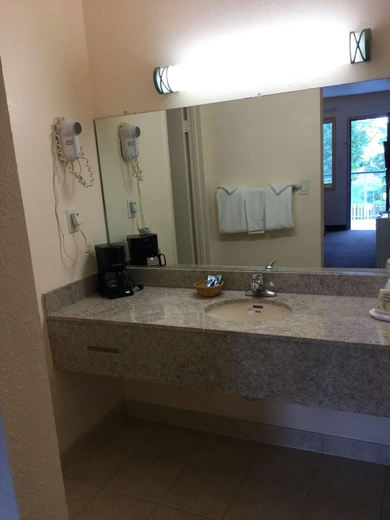Belmont Inn And Suites Hampton Exteriör bild